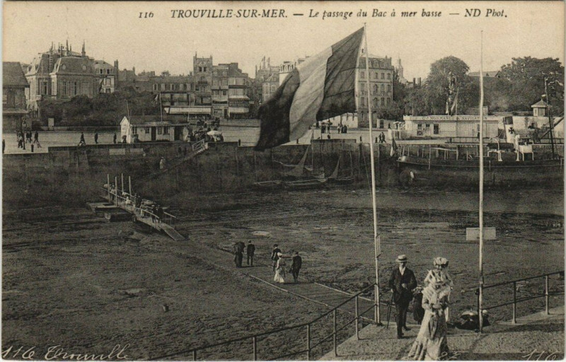 Carte postale ancienne Trouville-sur-Mer - Le passage du Bac a mer basse à Trouville-sur-Mer