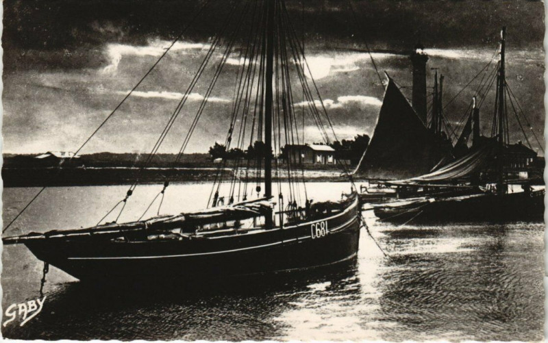 Carte postale ancienne Ouistreham Riva-Bella - Les Bateaux Pilotes dans le Port à Ouistreham