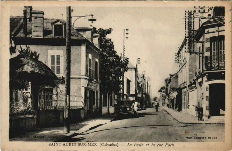 Carte postale ancienne Saint-Aubin-sur-Mer - La PoSainte-et la rue Foch à Saint-Aubin-sur-Mer