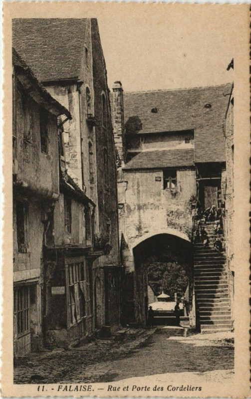 Carte postale ancienne Falaise - Rue et Porte des Cordeliers à Falaise
