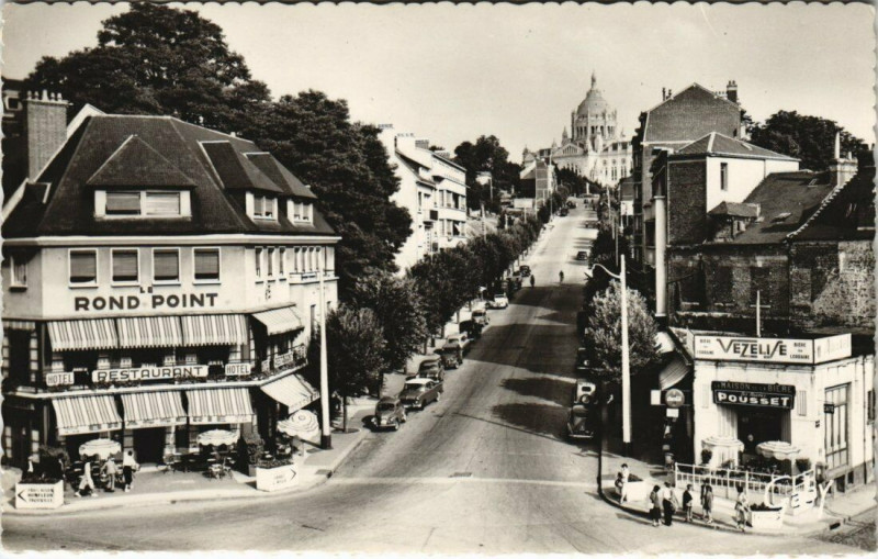 Carte postale ancienne Lisieux - Avenue Sainte-Thérése au fond la Basilique à Lisieux