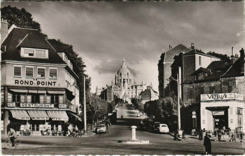Carte postale ancienne Lisieux - Le Rond-Point et la Basilique à Lisieux