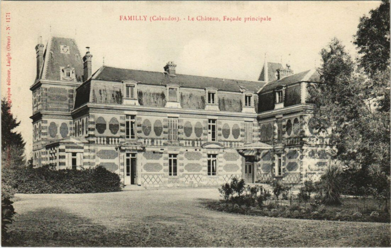 Carte postale ancienne Familly - Le Chateau Facade principale