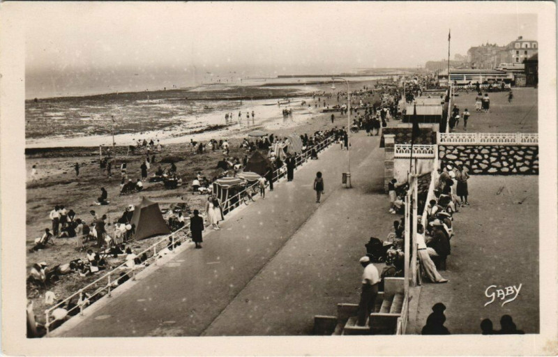 Carte postale ancienne Luc-sur-Mer - La Plage à Luc-sur-Mer