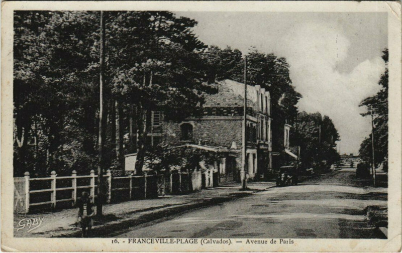 Carte postale ancienne Franceville-Plage - Avenue de Paris