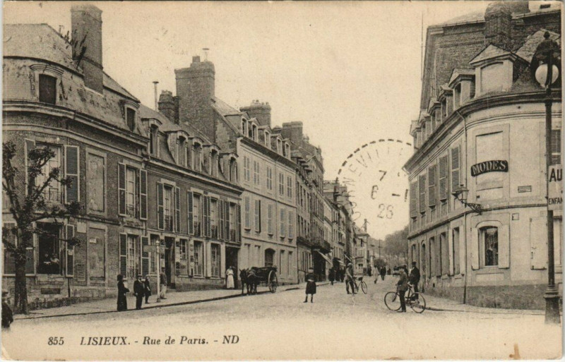 Carte postale ancienne Lisieux - Rue de Paris à Lisieux