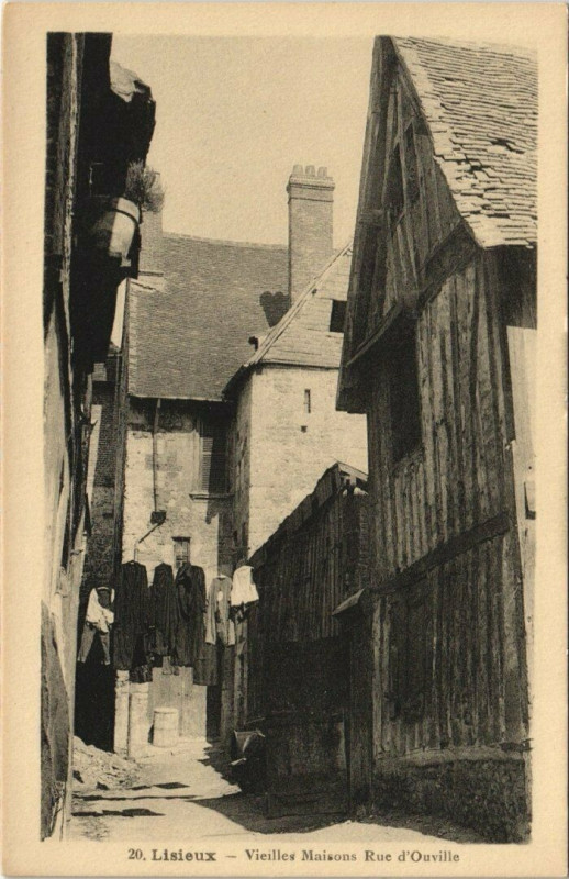 Carte postale ancienne Lisieux - Vieilles Maisons Rue d'Ouville à Lisieux