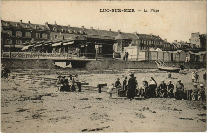 Carte postale ancienne Luc-sur-Mer - La Plage à Luc-sur-Mer