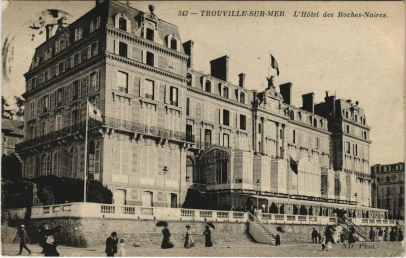 Carte postale ancienne Trouville-sur-Mer - L'Hotel des Roches-Noires à Trouville-sur-Mer