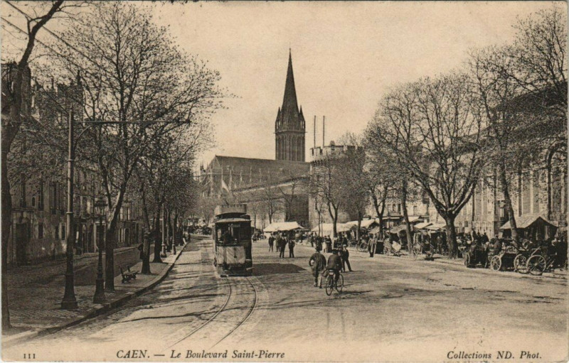 Carte postale ancienne Caen - Le Boulevard Saint-Pierre Tramway à Caen
