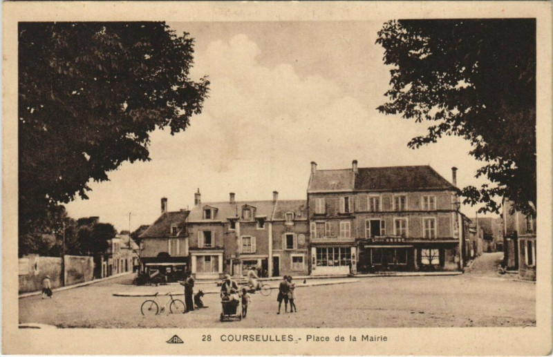 Carte postale ancienne Courseulles - Place de la Mairie