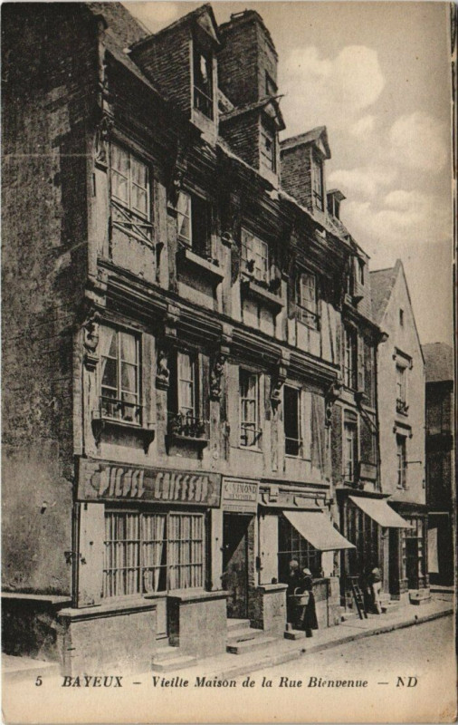 Carte postale ancienne Bayeux - Vieille Maison de la Rue Bienvenue à Bayeux
