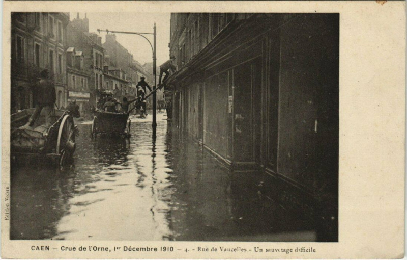 Carte postale ancienne Caen - Crue de L'Orne - Rue de Vaucelles à Caen