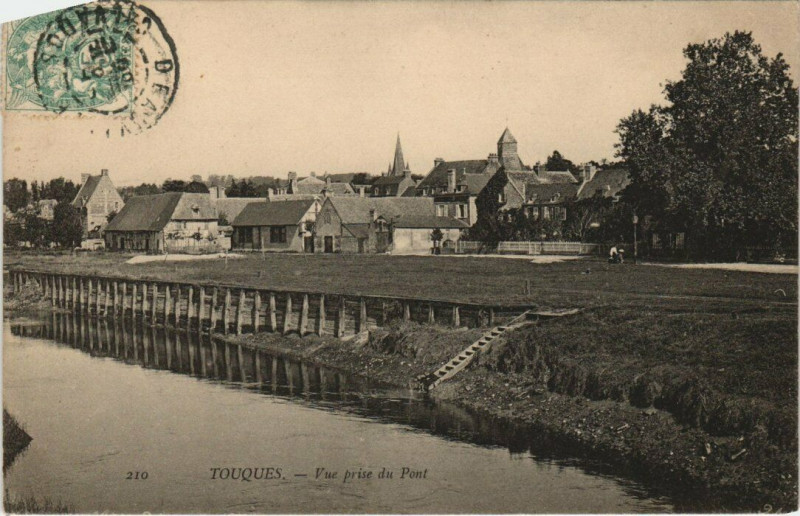 Carte postale ancienne Touques - Vue prise du Pont à Touques