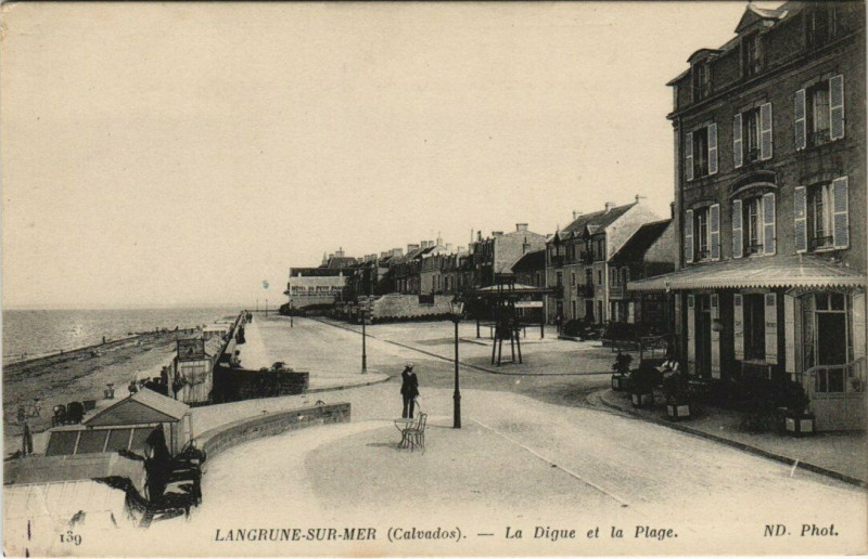 Carte postale ancienne Langrune-sur-Mer - La Digue et la Plage à Langrune-sur-Mer