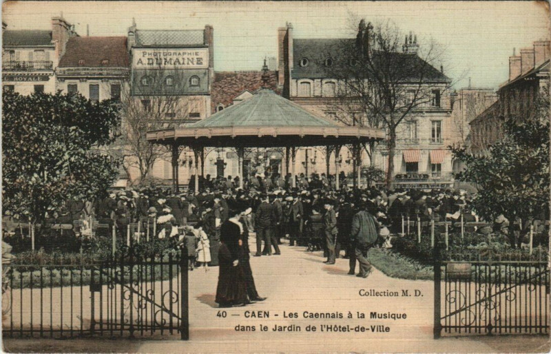 Carte postale ancienne Caen Les Caennais a la Musique dans le Jardin de l'Hotel-de-Ville à Caen