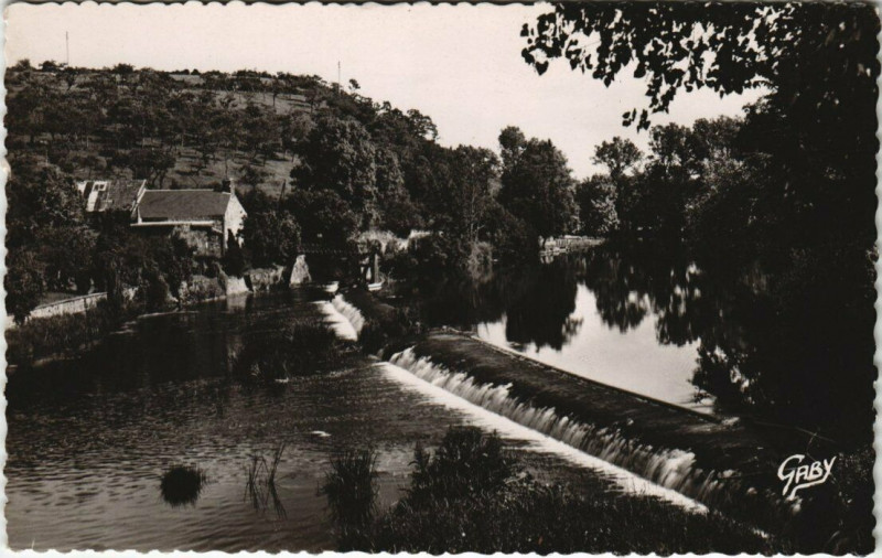 Carte postale ancienne Pont-d'Ouilly - Barrage sur l'Orne et la Piscine à Pont-d'Ouilly