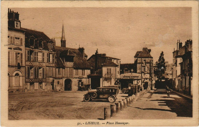 Carte postale ancienne Lisieux - Place Hennuyer à Lisieux