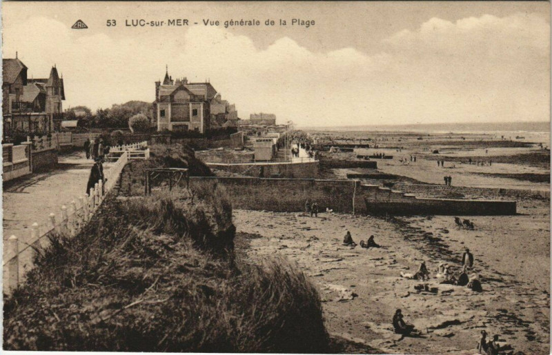 Carte postale ancienne Luc-sur-Mer - Vue générale de la Plage à Luc-sur-Mer