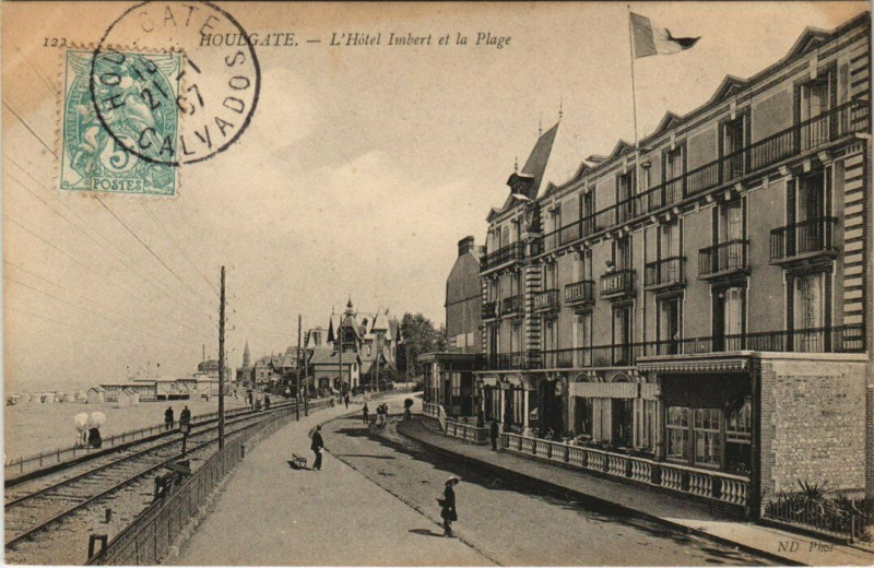 Carte postale ancienne Houlgate - L'Hotel Imbert et la Plage à Houlgate