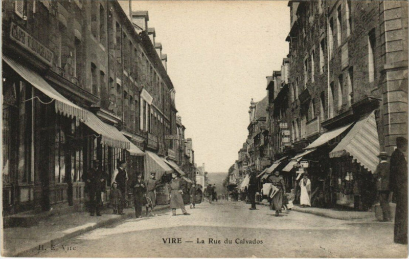 Carte postale ancienne Vire - La Rue du Calvados