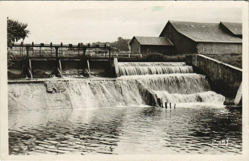 Carte postale ancienne Livarot - Barrage et la riviere la Vie