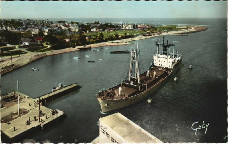 Carte postale ancienne Ouistreham - Riva-Bella - L'Astrée - Entrant au Port à Ouistreham