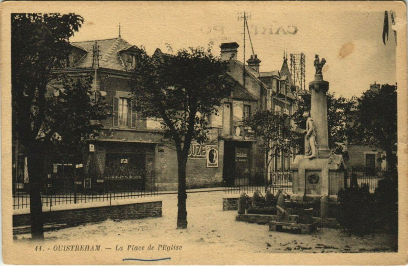 Carte postale ancienne Ouistreham - La Place de l'Eglise à Ouistreham