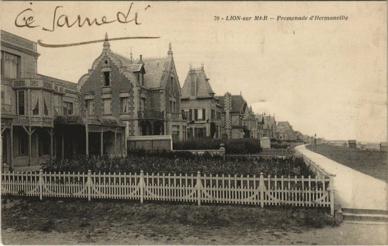 Carte postale ancienne Lion-sur-Mer - Promenade d'Hermanville à Lion-sur-Mer