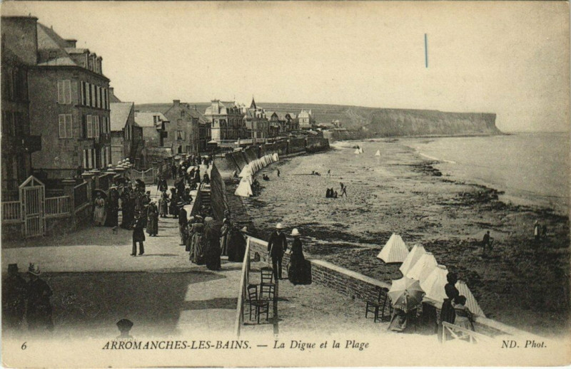 Carte postale ancienne Arromanches-les-Bains - La Digue et la Plage à Arromanches-les-Bains