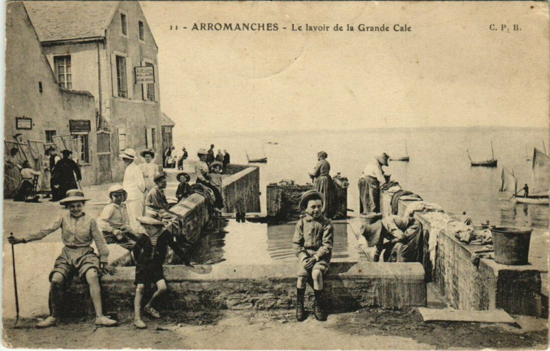 Carte postale ancienne Arromanches - Le lavoir de la Grande Cale