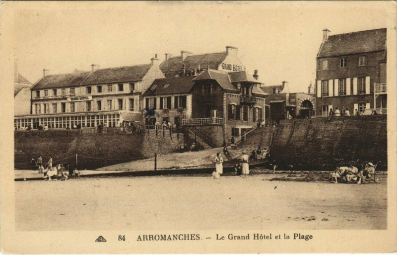 Carte postale ancienne Arromanches - Le Grand Hotel et la Plage