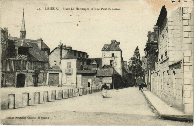 Carte postale ancienne Lisieux - Place Le Hennuyer et Rue Paul-Banaston à Lisieux