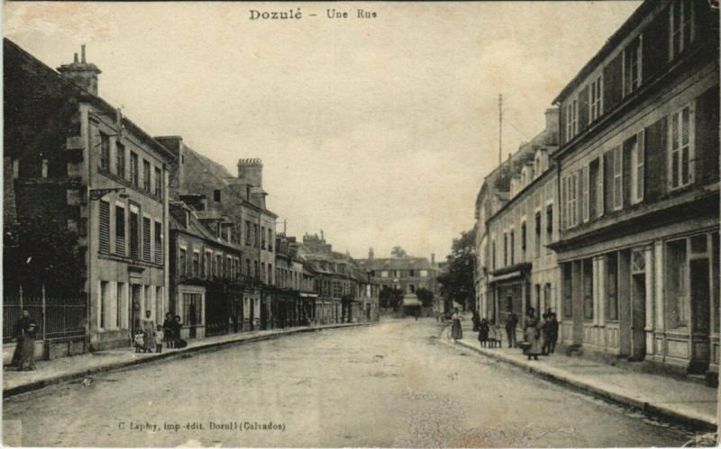 Carte postale ancienne Dozule - Une Rue à Dozulé