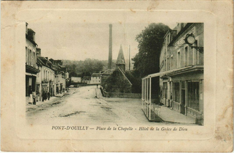 Carte postale ancienne Pont-d'Ouilly - Place de la Chapelle - Hotel de la Grace de Dieu à Pont-d'Ouilly
