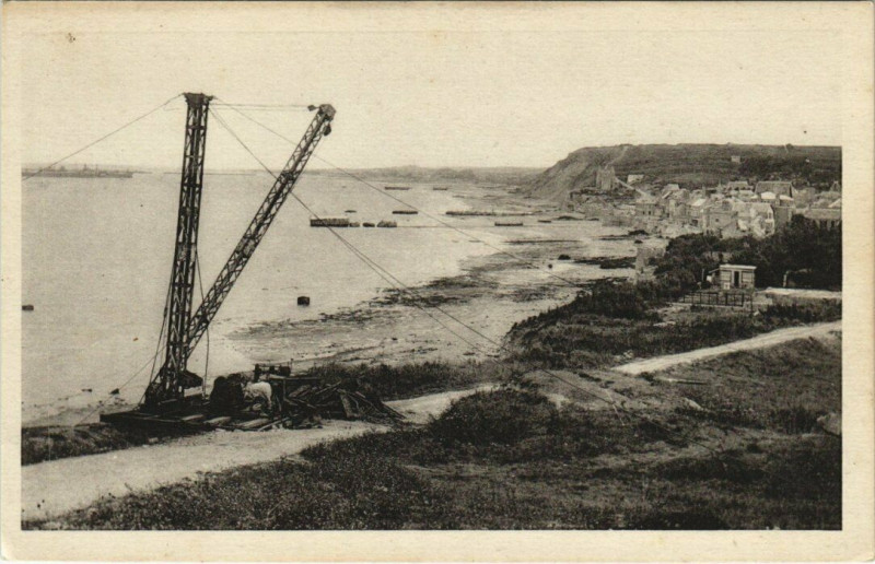Carte postale ancienne Arromanches - Vue panoramique de la plage