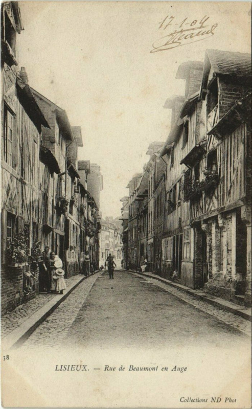 Carte postale ancienne Lisieux - Rue de Beaumont-en-Auge à Lisieux