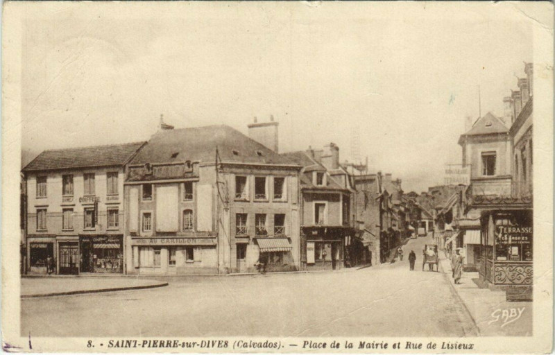 Carte postale ancienne Saint-Pierre-sur-Dives - Place de la Mairie et Rue de Lisieux à Lisieux