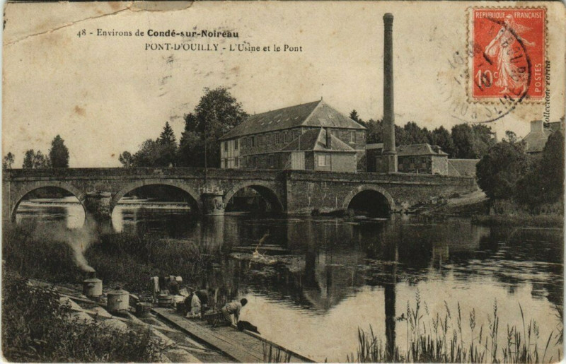 Carte postale ancienne Pont-d'Ouilly - L'Usine et le Pont à Pont-d'Ouilly