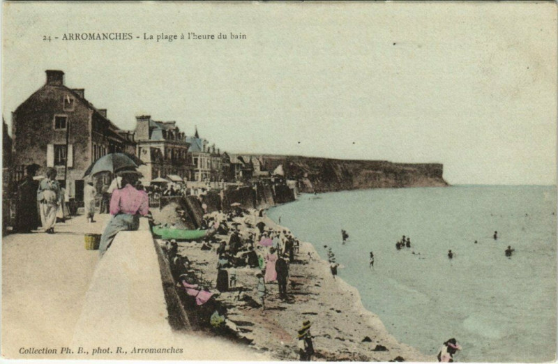 Carte postale ancienne Arromanches - La Plage a l'heure du bain