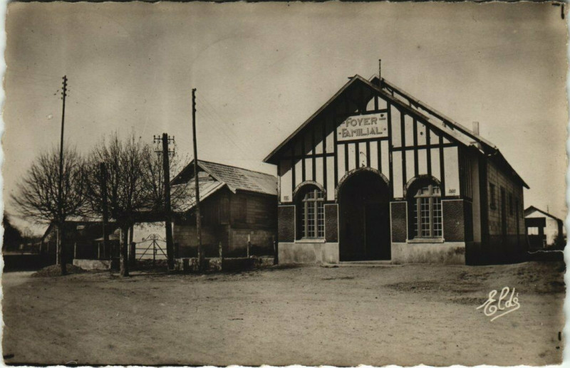 Carte postale ancienne Saint-Martin-des-Besaces - La Place et le Fever Fami