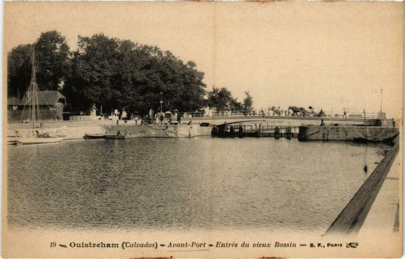 Carte postale ancienne Ouistreham (Dep.14) Avant-Port Entrée du vieux Bassin à Ouistreham