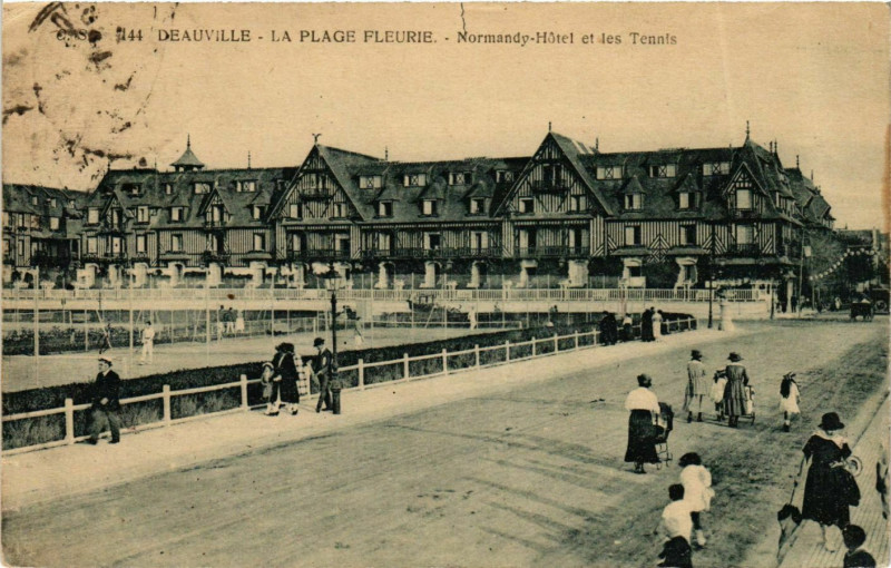 Carte postale ancienne Deauville Normandy-Hotel et les Tennis à Deauville