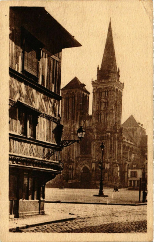 Carte postale ancienne Calvados Lisieux La Maison du Pharmacien et la Cathédrale à Lisieux