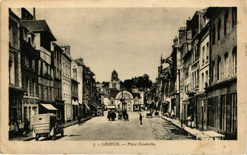 Carte postale ancienne Calvados Lisieux Place Gambetta à Lisieux