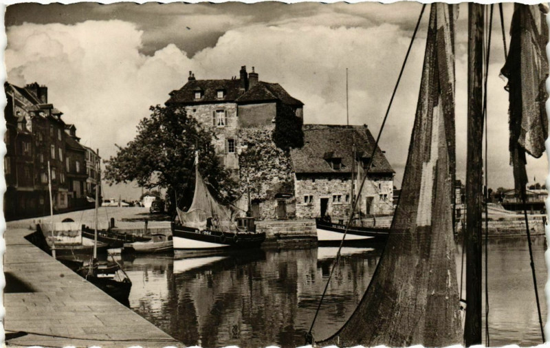 Carte postale ancienne Honfleur Liutenance Vieux Bassin à Honfleur