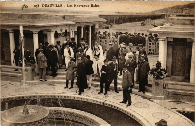 Carte postale ancienne Calvados Deauville les Nouveaux Bains à Deauville