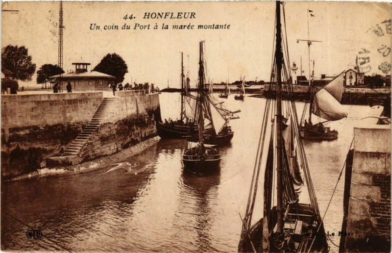 Carte postale ancienne Honfleur Port a la merée montante voiliers à Honfleur