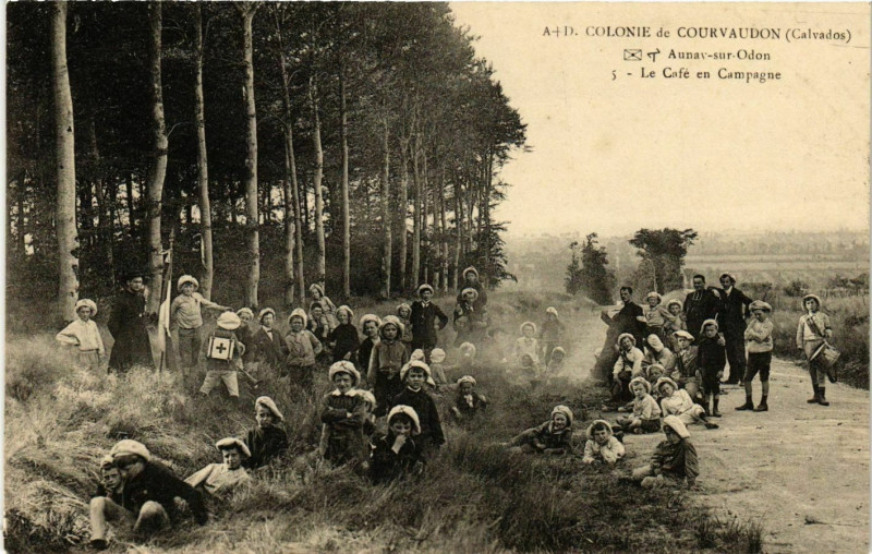 Carte postale ancienne Colonie de Courvaudon Le Café en Campagne à Courvaudon
