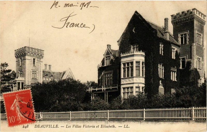 Carte postale ancienne Deauville Les Villas Victoria et Elisabeth à Deauville